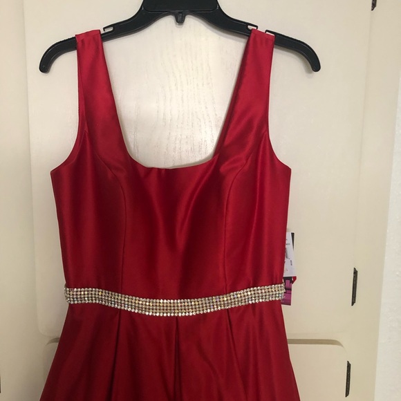 NWT red formal dress. $150 unaltered and unworn - Picture 5 of 8